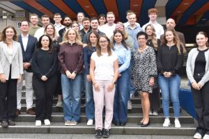Nach den 11 Auszubildenden, die bereits im August ihre Ausbildung im mittleren Verwaltungsdienst und in den technischen Ausbildungsberufen begonnen hatten, sind nun auch die 19 Auszubildenden im gehobenen Verwaltungsdienst beim Ennepe-Ruhr-Kreis gestartet. Foto: UvK/ Ennepe-Ruhr-Kreis