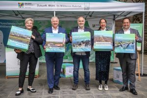 Die Bürgermeister Melanie Witte-Lonsing (Hattingen), Dirk Leistner (Witten), Hans-Günter Draht (Wetter), Iris Stalzer (Herdecke) und Dennis Rehbein (Hagen). Foto: Eike Zengerle/Stadt Witten