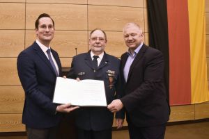 Für seine Verdienste im THW hat Friedhelm Kayß (Mitte) das Bundesverdienstkreuz erhalten – mit ihm freuen sich Landrat Jan-Christoph Schaberick (links) und Wittens Bürgermeister Dirk Leistner. Foto: UvK/Ennepe-Ruhr-Kreis