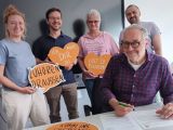 Wetters Bürgermeister Hans-Günter Draht unterzeichnet den Kooperationsvertrag für das Projekt „Zuhör.Bänke“: Mit dabei sind Simone Staufenberg, Caroline Janicki, Jannick Meyer und Anas Alhashmi vom frisch formierten „Team Zuhörzeit“. Foto: Stadt Wetter