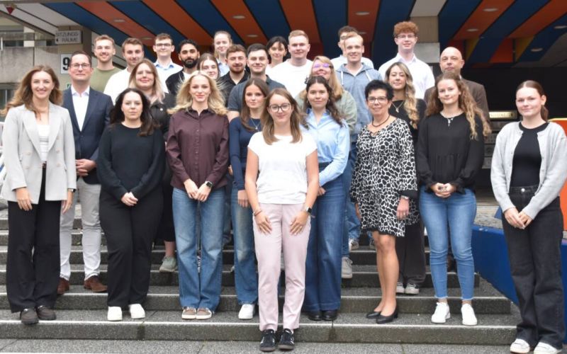 Nach den 11 Auszubildenden, die bereits im August ihre Ausbildung im mittleren Verwaltungsdienst und in den technischen Ausbildungsberufen begonnen hatten, sind nun auch die 19 Auszubildenden im gehobenen Verwaltungsdienst beim Ennepe-Ruhr-Kreis gestartet. Foto: UvK/ Ennepe-Ruhr-Kreis