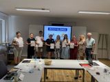 Die neuen Internet-ABC-Lehrkräfte von den Grundschulen Breckerfeld, Witten, Herdecke, Gevelsberg und Hattingen sowie Annette Ide vom Medienzentrum und Ralf Simon von der Medienberatung, hier als Coach der Landesanstalt für Medien. Foto: UvK/Ennepe-Ruhr-Kreis