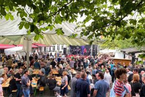Der Dorfplatz verwandelt sich Ende Mitte Juli in eine Festmeile.