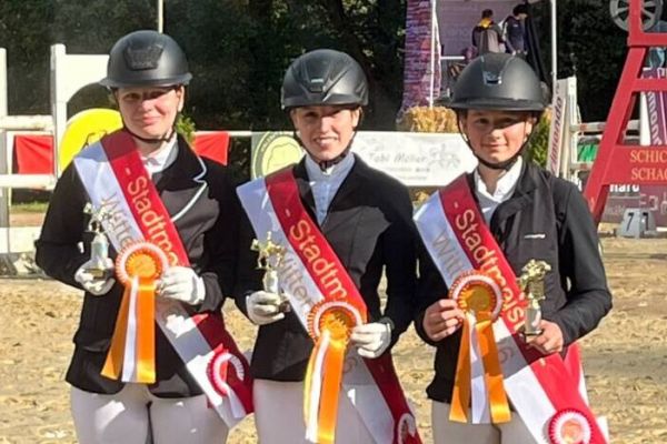 Marie Palletin, Luisa Bergmann und Fenia Seewald-Weil (v.l.) sind Wittens Stadtmeisterinnen im Reiten. Foto: Verein