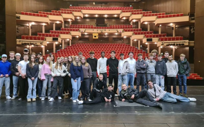 Hardenstein-Gesamtschule: Jahrgangsstufe Q1 hat Theater in Dortmund besucht