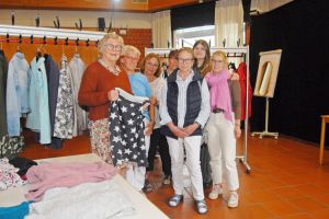 Frauen sind bei der Kleidertauschbörse eindeutig in der Überzahl. Beim Kleidertausch-Team liegt die Quote sogar bei 100 Prozent.