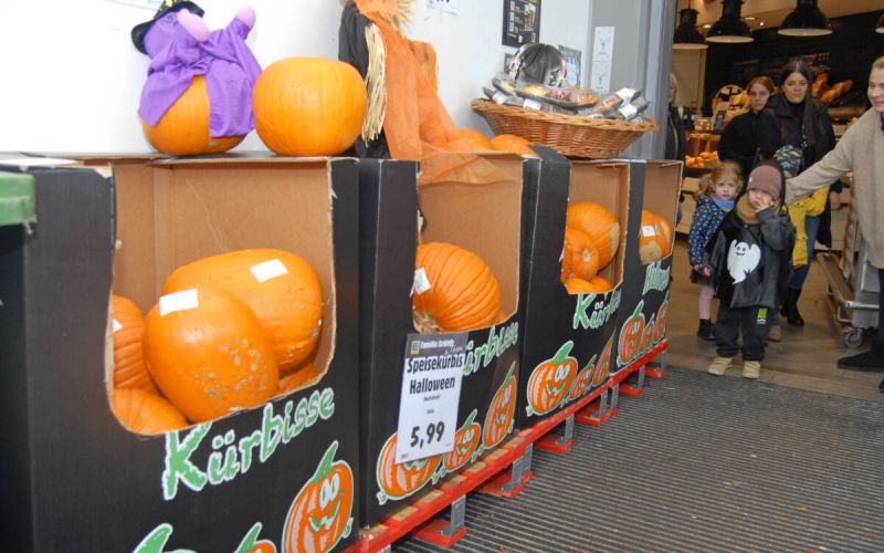 Kürbis-Schnitzen bei Edeka Grütter am 26. Oktober