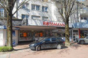 Hier ist bald Feierabend. Im September zieht sich die Drogerie-Kette Rossman aus Herbede zurück.