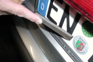 Jetzt wird es ernst: Wenn der Außendienstmitarbeiter der Kreisverwaltung das Siegel vom Kennzeichen entfernt, ist für jeden erkennbar: Das Fahrzeug darf im Straßenverkehr nicht mehr bewegt werden. Foto: UvK/Ennepe-Ruhr-Kreis