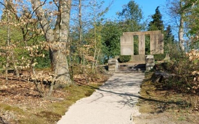 Umfeld des Ehrenmals ist wieder gepflegt