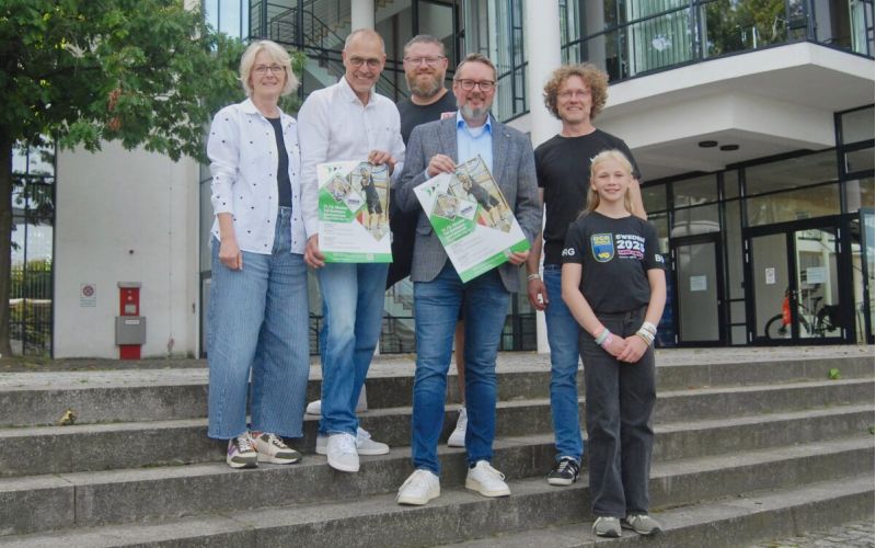Freuen sich darauf, dass die Ninja-Bundesliga in Witten gastiert: Erika Hoos, Schulleiterin Helene-Lohmann-Realschule; Björn Pinno, Vereinsmanager TuS Bommern; Manuel Neumann, Trainer SUA-Judoabteilung; Markus Borgiel, Hauptabteilungsleiter Vertrieb und Beschaffung Stadtwerke Witten; Jacek Steiner, Teilnehmer; und Ida Schulz, Teilnehmerin (v.l.).