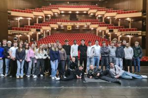 Im Rahmen der Beschäftigung mit dem Theaterstück „Der zerbrochene Krug“ hat die Jahrgangsstufe Q1 der Hardenstein-Gesamtschule das komplette Theatergebäude unsicher gemacht. Foto: Schule