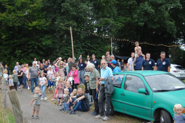 Zahlreiche Besucher wollten die Vorführung der jungen Feuerwehrleute live miterleben.