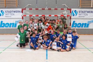 Die besten Schulhandballer der Stadt: Brenschenschule, Borbachschule und Vormholzer Grundschule bei der Stadt-Grundschul-Meisterschaft im TuS-Bommern-Sportzentrum.