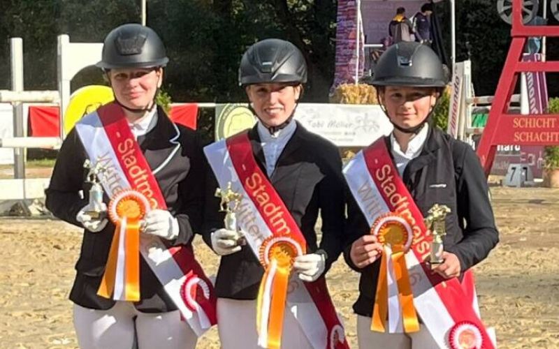Marie Palletin, Luisa Bergmann und Fenia Seewald-Weil (v.l.) sind Wittens Stadtmeisterinnen im Reiten. Foto: Verein