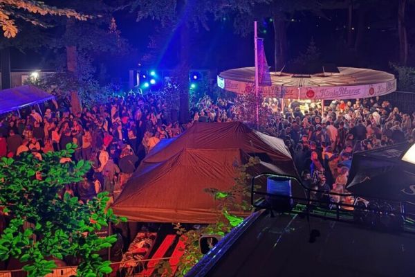 Ausgelassene Stimmung herrschte an den Abenden, als die Besucher zur Musik von DJ Drop tanzten. Foto: Löscheinheit Hölzer