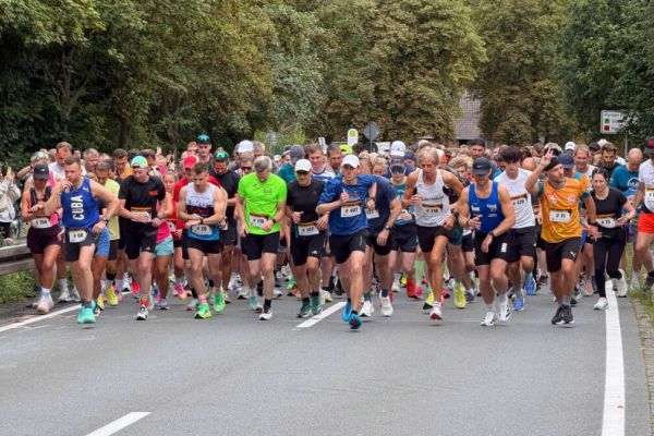 Richtig viel los war beim 20. Kemnader Burglauf (im Bild: der Halbmarathon-Start). Mit fast 900 Teilnehmern in vier Disziplinen wurde ein neuer Teilnehmerrekord erreicht.