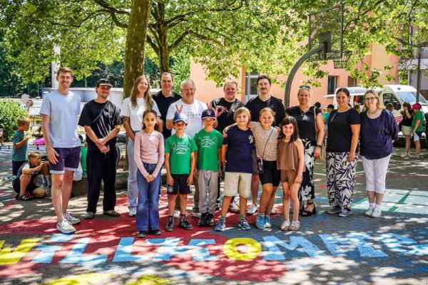 Gruppenbild mit Bürgermeister: Das Projekt „Bunter Mitmach-Schulhof“ wurde zahlreichen Eltern und Kindern vorgestellt. Und wer genau hinschaut, wird bemerken, dass in Wittens erstem Bürger ein kleiner Schelm steckt. Foto: Schule