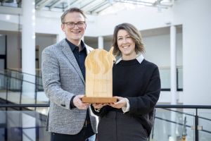 Andreas Schumski, Geschäftsführer der Stadtwerke Witten, und Julia Pfannkuch, Pressereferentin der Stadtwerke Witten, freuen sich auf viele, spannende Projekteinreichungen. Foto: Stadtwerke Witten