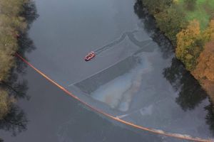 November 2025: Ölalarm auf der Ruhr – die Feuerwehren aus Herdecke und Hagen sowie die Unteren Wasserbehörden aus dem Ennepe-Ruhr-Kreis und Hagen arbeiteten Hand in Hand und legten unter anderem eine über Hundert Meter lange Ölsperre. Foto: UvK/Ennepe-Ruhr-Kreis