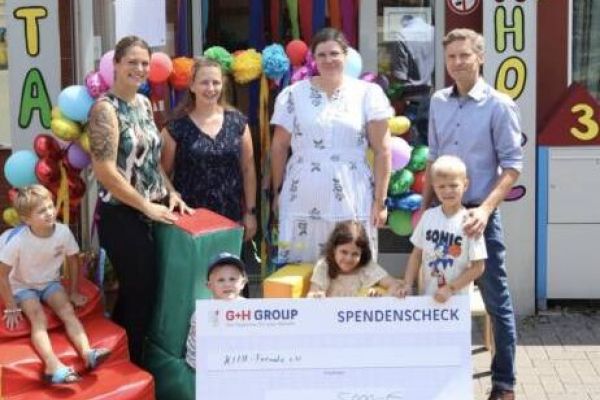 Auf dem Bild der Scheckübergabe sind zu sehen: Gina Dettlaff, 2. Vorsitzende Kita-Freunde Vormholz; Sabrina Pradel, 1. Vorsitzende Kita-Freunde Vormholz; Stephanie Köhler, stellvertretende Kita Leitung; Mario Haustein, Projektleiter G+H Schallschutz GmbH Bochum (v.l.).