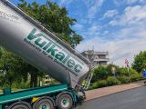 Über meterlange Leitungen wurde das Substrat auf das Dach über der siebten Etage des Kreishauses gepumpt. Foto: UvK/Ennepe-Ruhr-Kreis