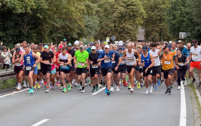 Richtig viel los war beim 20. Kemnader Burglauf (im Bild: der Halbmarathon-Start). Mit fast 900 Teilnehmern in vier Disziplinen wurde ein neuer Teilnehmerrekord erreicht.