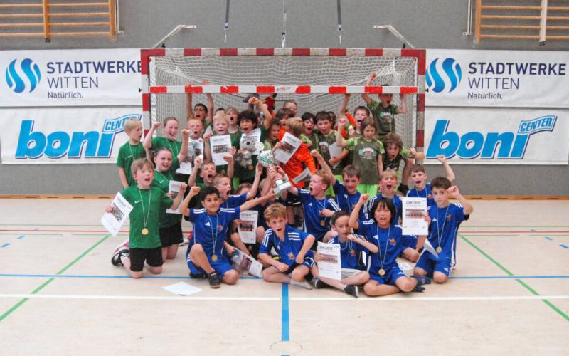 Die besten Schulhandballer der Stadt: Brenschenschule, Borbachschule und Vormholzer Grundschule bei der Stadt-Grundschul-Meisterschaft im TuS-Bommern-Sportzentrum.