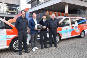 Symbolisch übergibt Landrat Jan-Christoph Schaberick den Flotten-Zündschlüssel an Martin Weber. Mit dabei: Robin Nüllig (Koordinator Fahrzeuge) und Thomas Knutzen (Projekteleiter NEF-Beschaffung). Foto: UvK/Ennepe-Ruhr-Kreis