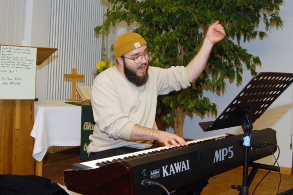 Fabian Bischoff hat den Chor „Singing Alive“ übernommen