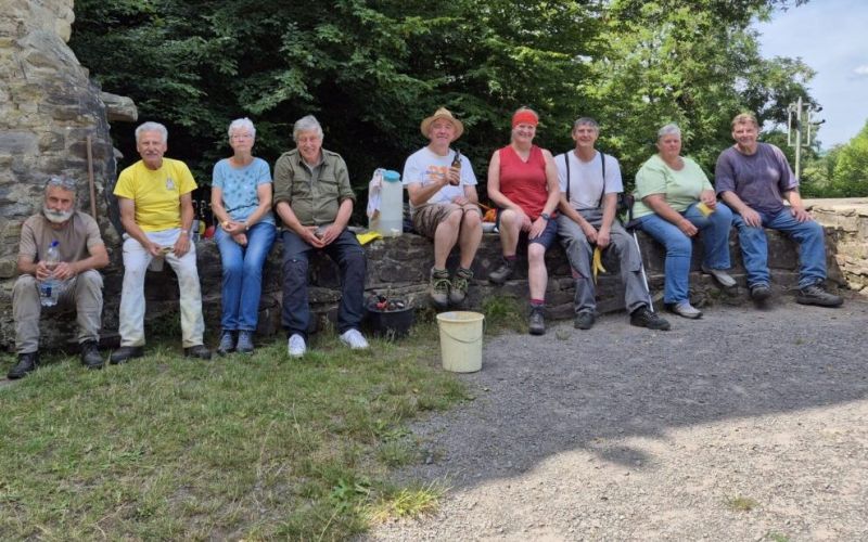 Nach ihrem anstrengenden Arbeitseinsatz haben die Burgfreunde Hardenstein eine Pause verdient. Foto: privat