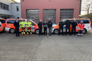 Martin Weber, Abteilungsleiter Bevölkerungsschutz und Kreisbrandmeister (Mitte) sowie Robin Nüllig (ganz links) aus der Fahrzeugtechnik des Kreises übergaben die Fahrzeuge an den DRK-Kreisverband Witten, den DRK-Kreisverband Ennepe-Ruhr-Kreis, MedCare Professional sowie die Feuerwehr Witten. Foto: UvK/ Ennepe-Ruhr-Kreis
