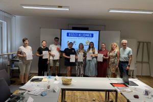 Die neuen Internet-ABC-Lehrkräfte von den Grundschulen Breckerfeld, Witten, Herdecke, Gevelsberg und Hattingen sowie Annette Ide vom Medienzentrum und Ralf Simon von der Medienberatung, hier als Coach der Landesanstalt für Medien.
Foto: UvK/Ennepe-Ruhr-Kreis