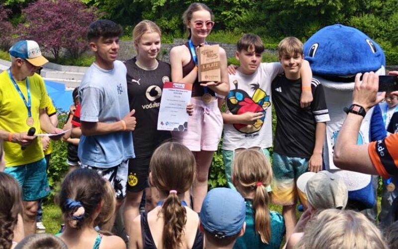 Die teilnehmenden Schüler der Hardenstein-Gesamtschule erzielten beim ersten Schul-Swim & Run hervorragende Ergebnisse. Foto: Schule