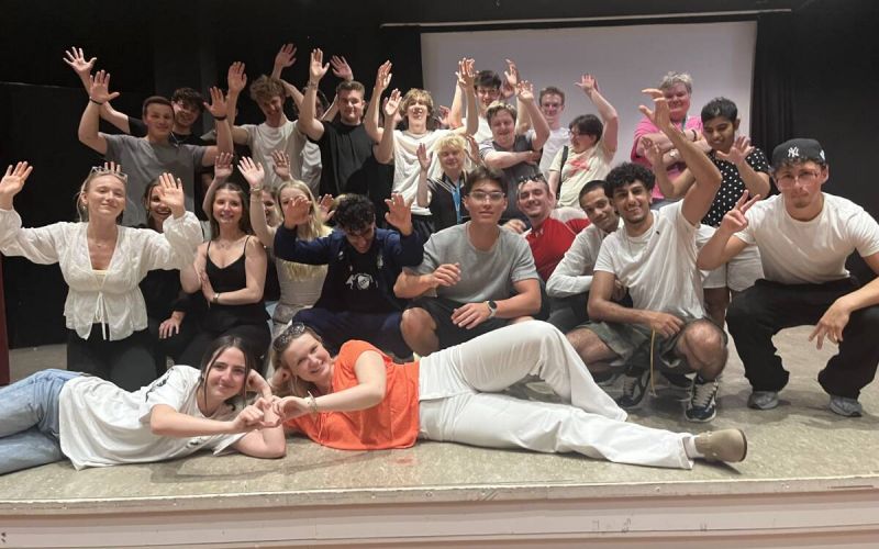 Die Schüler vom Literaturkurs der Jahrgangsstufe Q1 haben das Stück „36.000 Sekunden“ aufgeführt. Foto: Schule