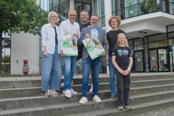 Freuen sich darauf, dass die Ninja-Bundesliga in Witten gastiert: Erika Hoos, Schulleiterin Helene-Lohmann-Realschule; Björn Pinno, Vereinsmanager TuS Bommern; Manuel Neumann, Trainer SUA-Judoabteilung; Markus Borgiel, Hauptabteilungsleiter Vertrieb und Beschaffung Stadtwerke Witten; Jacek Steiner, Teilnehmer; und Ida Schulz, Teilnehmerin (v.l.).