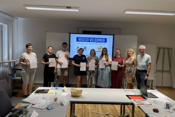 Die neuen Internet-ABC-Lehrkräfte von den Grundschulen Breckerfeld, Witten, Herdecke, Gevelsberg und Hattingen sowie Annette Ide vom Medienzentrum und Ralf Simon von der Medienberatung, hier als Coach der Landesanstalt für Medien. Foto: UvK/Ennepe-Ruhr-Kreis