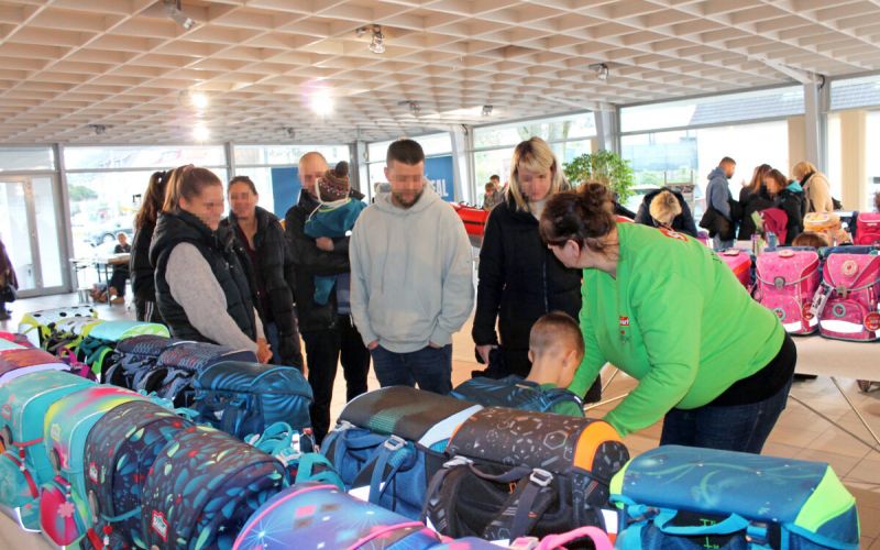 Rund 200 Eltern und Kinder im Autohaus Kogelheide