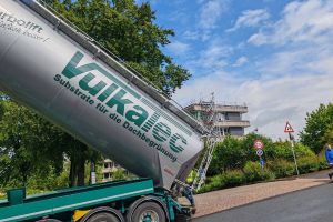 Über meterlange Leitungen wurde das Substrat auf das Dach über der siebten Etage des Kreishauses gepumpt. Foto: UvK/Ennepe-Ruhr-Kreis
