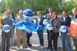 Gruppenbild mit Bürgermeister sowie Verantwortlichen der Stadtwerke, von SnL Events und dem PV Triathlon TG Witten