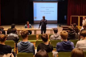 Micheal Mwase und Christine Turinhamwe haben bei ihrem Besuch an der Hardenstein-Gesamtschule über ihre Arbeit im RHU berichtet. Foto: Schule