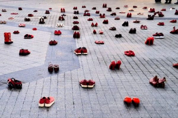 Gesucht: rote Schuhe Tag gegen Gewalt an Frauen