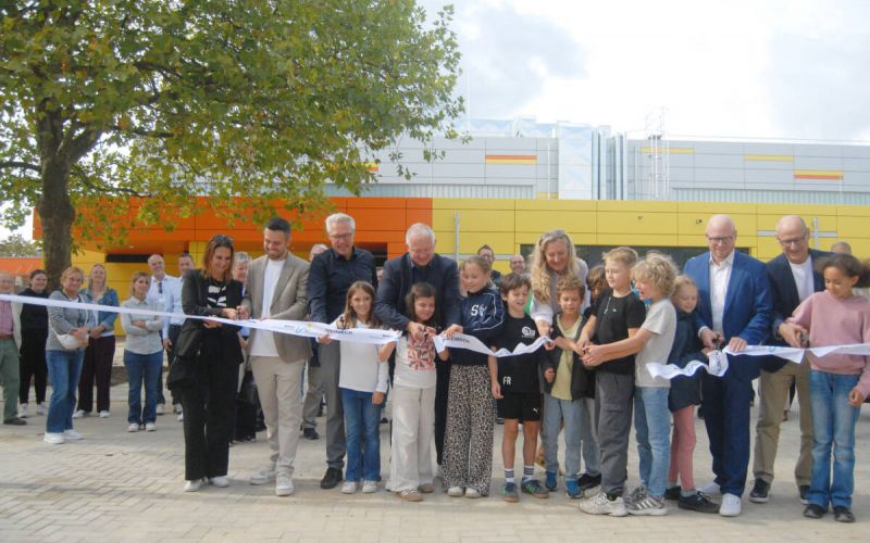 Gemeinsam mit Kindern der Vormholzer Grundschule hat Bürgermeister Dirk Leistner das symbolische Einweihungsband zerschnitten.