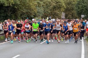 Richtig viel los war beim 20. Kemnader Burglauf (im Bild: der Halbmarathon-Start). Mit fast 900 Teilnehmern in vier Disziplinen wurde ein neuer Teilnehmerrekord erreicht.